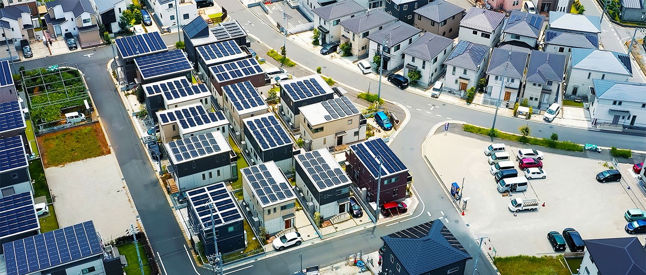 Häuser mit Solarpanels von oben