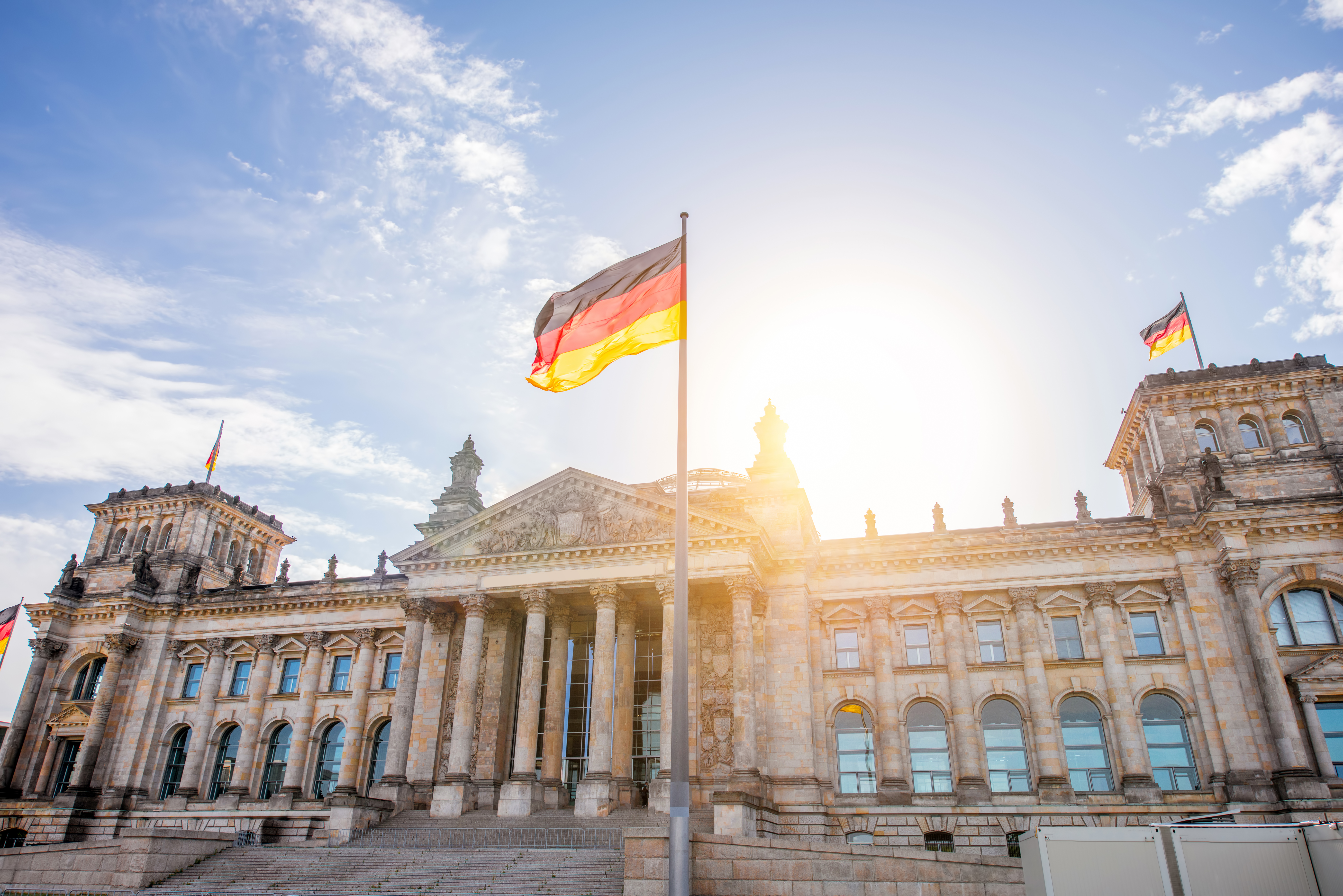 Reichstagsgebäude Berlin mit Flagge im Sonnenlicht