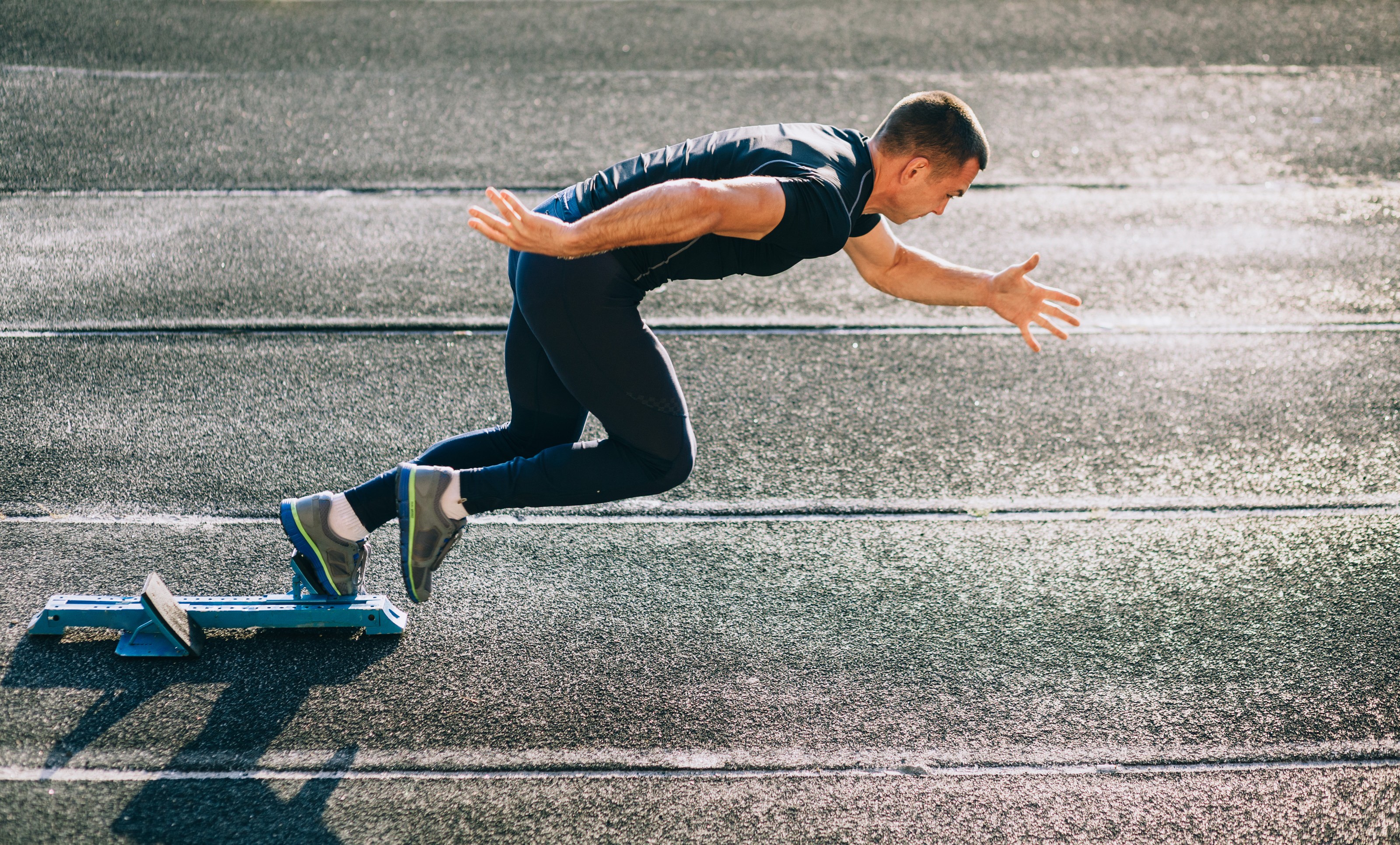 Sprinter beim Start im Stadion